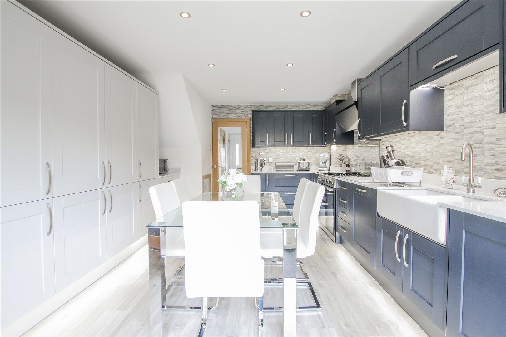 4 Bedroom Detached House For Sale - Main Image